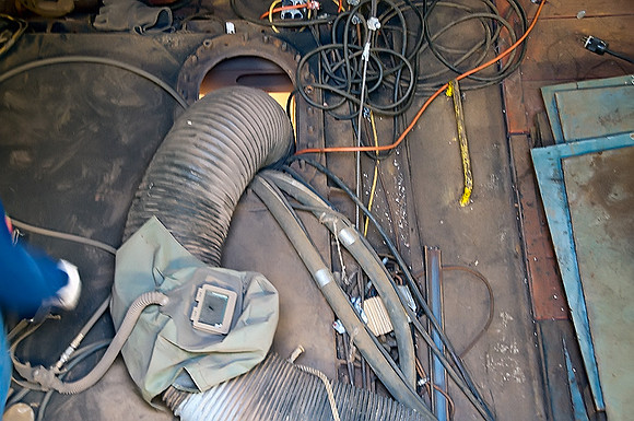 _DSC4566.Sandblasting-below-deck