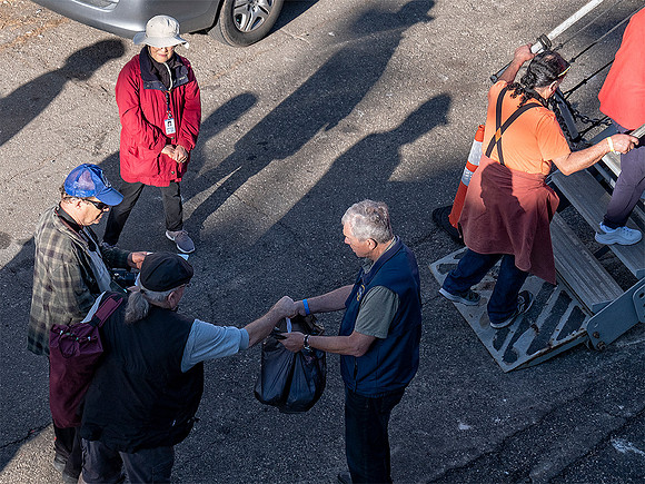 _DSF8669 Helping people aboard