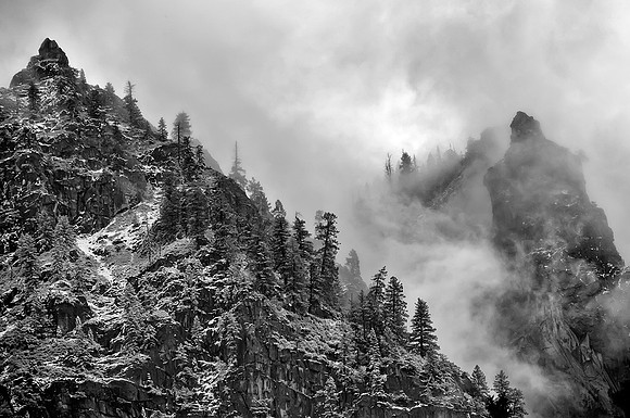 Y12-Out-of-the-Mist,-Yosemite
