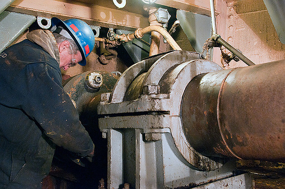 _DSC4552-Loosening-Bolts-to-pull-shaft